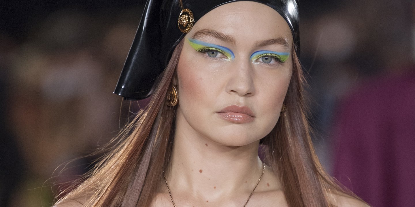 Förðunin hjá tískuhúsinu Versace var litrík og skemmtileg fyrir sumarið 2022.