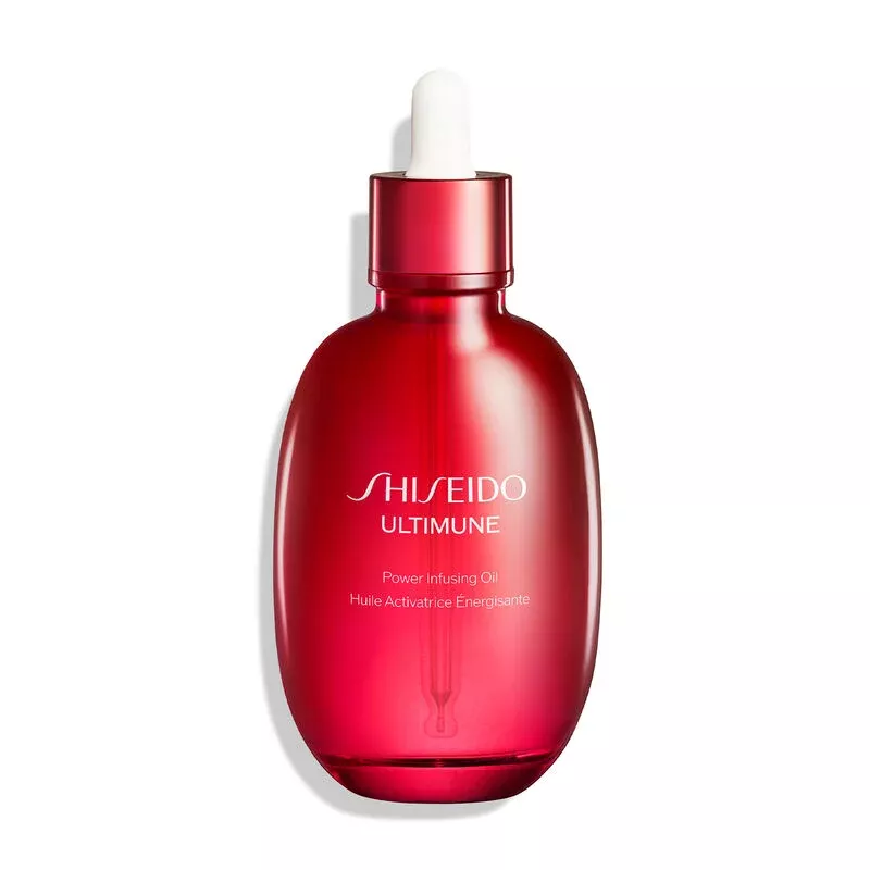 Ultimune Power Oil er ný húðvara frá Shiseido. Innblásin af hinu vinsæla Ultimune serumi. Létt og djúpnærandi olía sem veitir húðinni raka, eykur náttúrulegan ljóma hennar og hjálpar til við að draga úr sýnilegum öldrunareinkennum. Hentar fyrir andlit, líkama og hár. Hagkaup, 8.699 kr.