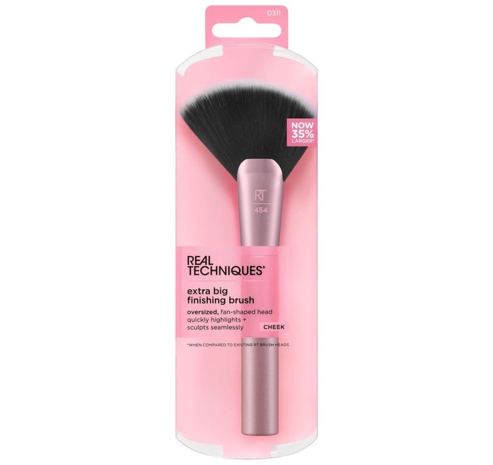 Extra Big Finishing burstinn frá Real Techniques hentar vel fyrir kinnalit, highlighter, sólarpúður og aðrar skyggingarvörur. Ekki verra hvað burstarnir eru á góðu verði! Hagkaup, 1.934 kr.