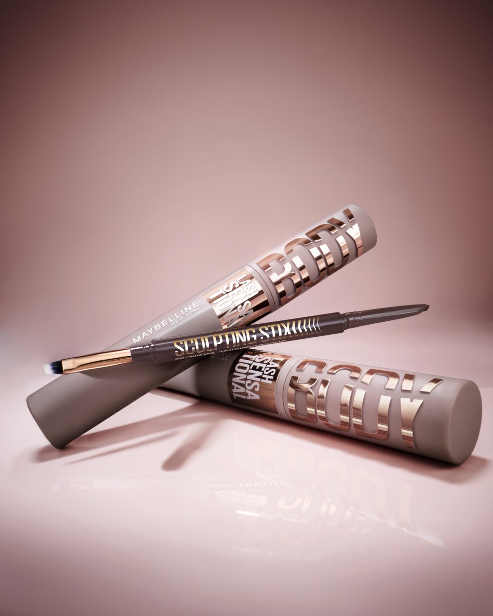 Lash Sensational Body er nýr maskari frá Maybelline sem lyftir og gefur augnhárunum mikla fyllingu sem endist, með silkimjúkri og léttbyggjanlegri formúlu sem rennur mjúklega á og hentar jafnt hversdags sem og spari. Tvöfaldur spírallburstinn lyftir, aðskilur og magnar hvert hár frá rót til enda og gefur augnhárunum hámarksþykkt.