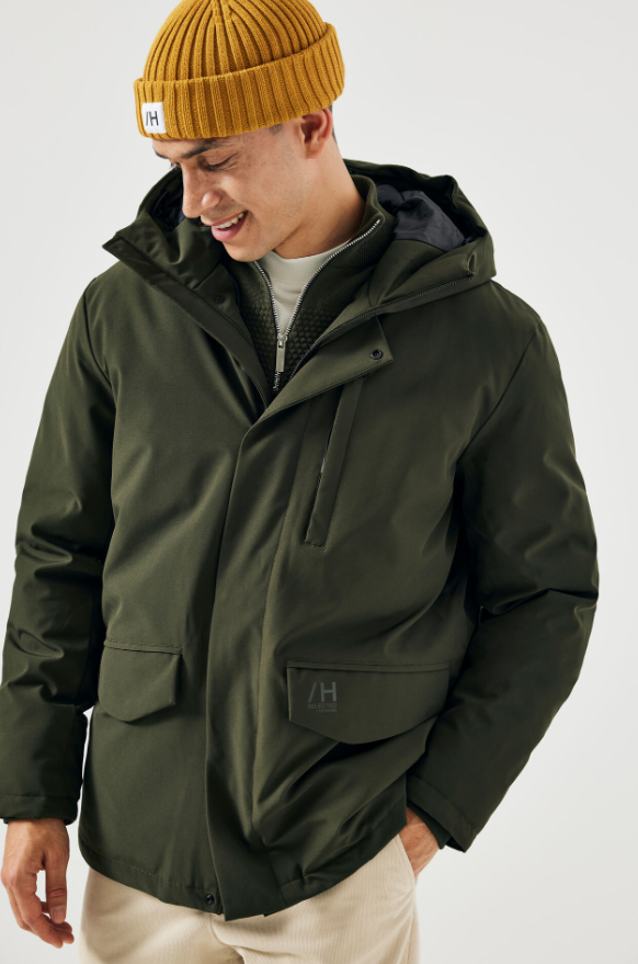 Þessi smarta úlpa er á 60% afslætti í Selected Smáralind á Kauphlaupi, kostar núna 15.000 kr.