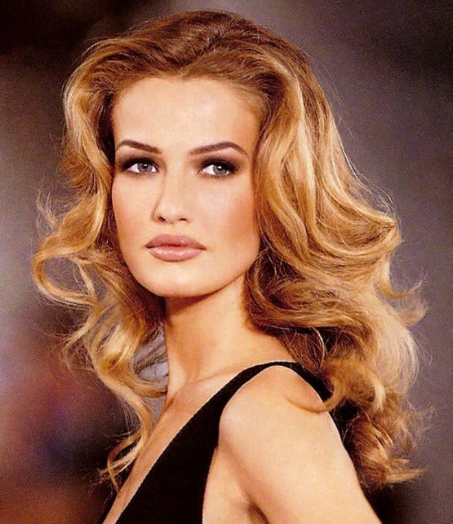 Karen Mulder á tískusýningarpallinum á tíunda áratug síðustu aldar.