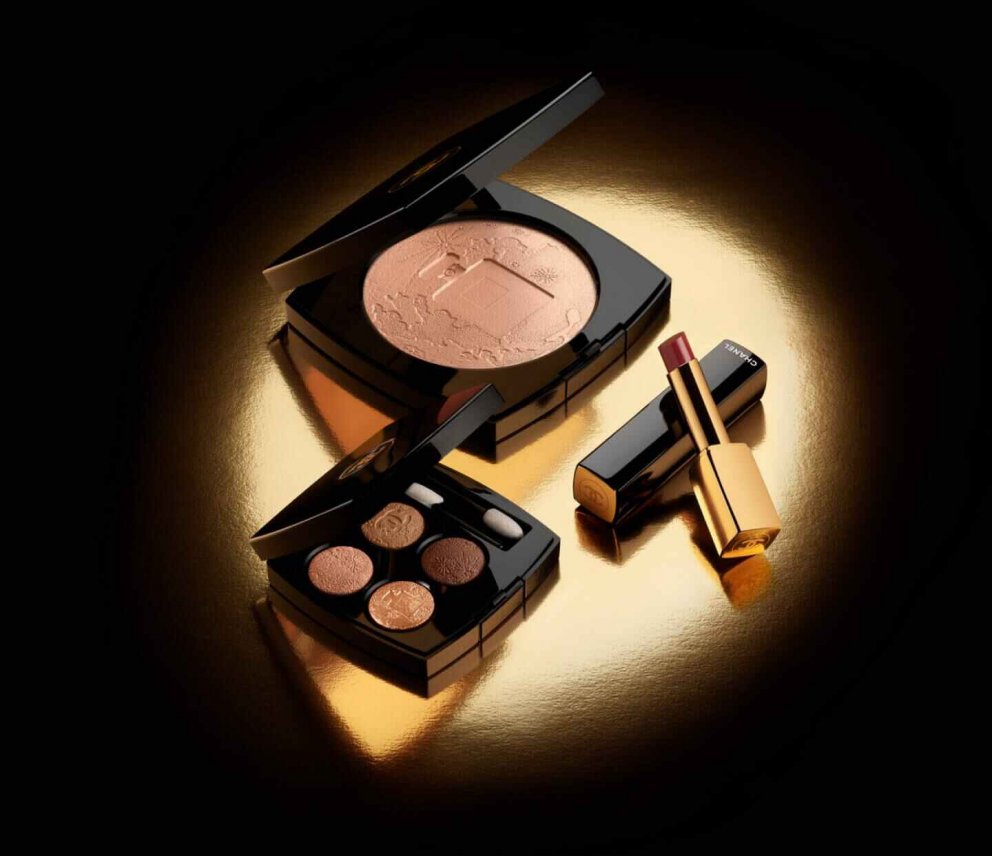 Hér má sjá augnskuggapallettuna úr hátíðarlínunni, kremaðan varalitinn og risastóran highlighter.
