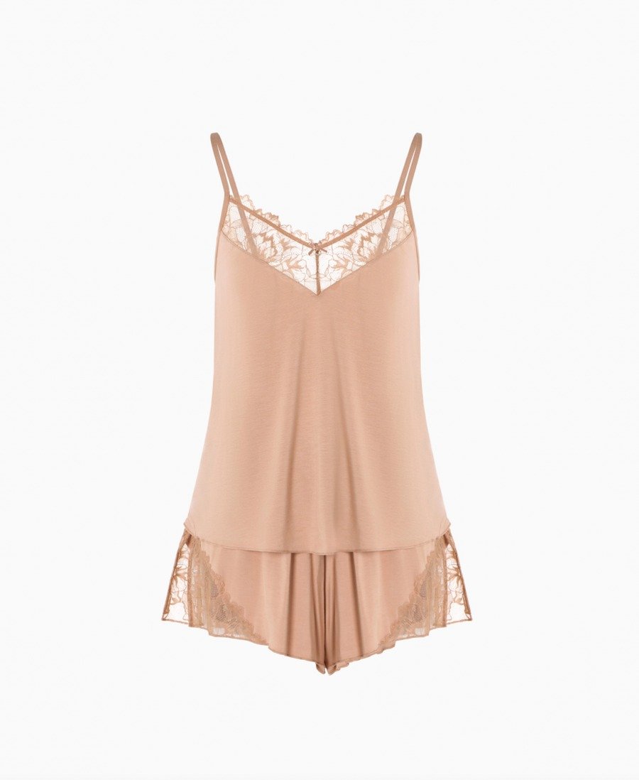 Ef pabbinn vill tríta mömmuna þá eru þessi náttföt frá Emporio Armani dásamleg. Mathilda, 24.990 kr.