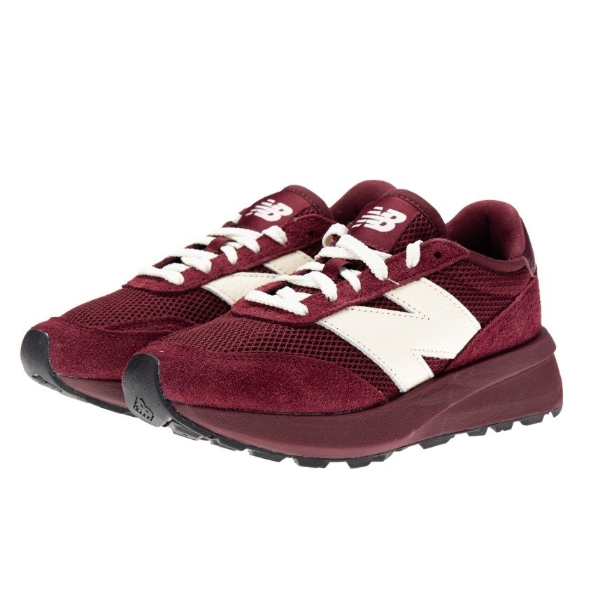 Þessi týpa frá New Balance eru þægilegustu skór sem við eigum en þessi vínrauði litur er á óskalistanum okkar! Kaupfélagið, 24.995 kr.