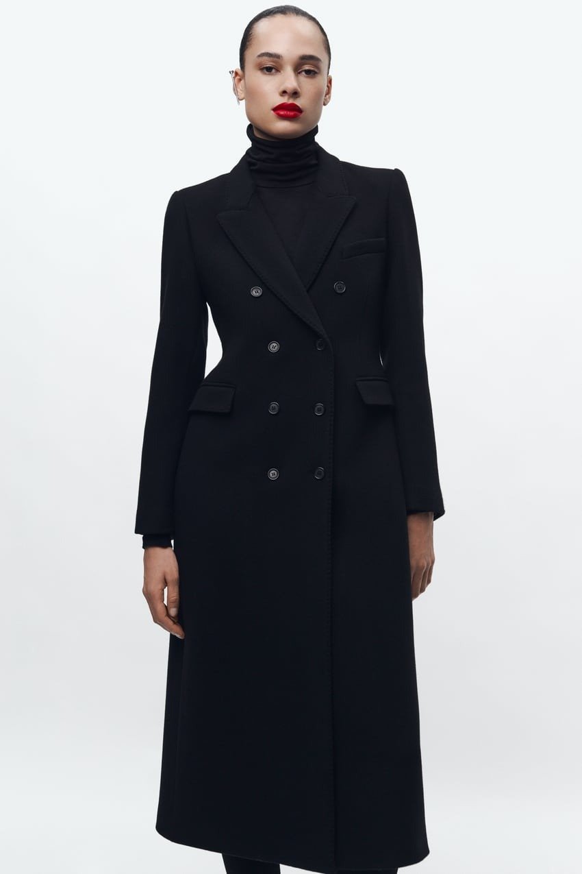 Við erum kolfallnar fyrir þessari aðsniðnu ullarblöndudásemd en kápan er ein sú allra mest keypta hjá Zara þessi misserin. Zara, 29.995 kr.