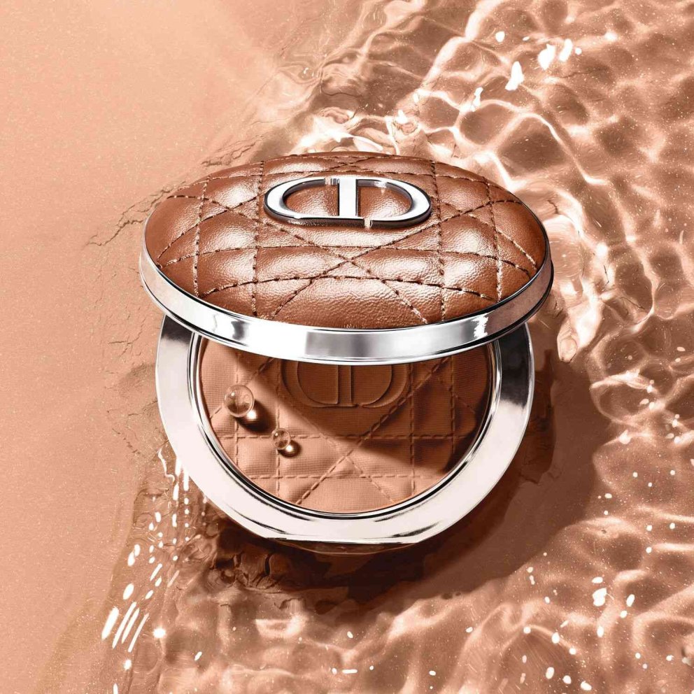 Forever Nude Bronzer er nýtt sólarpúður frá Dior sem er silkimjúkt og fallegt og þessar umbúðir, við fáum ekki nóg! Fæst í Hagkaup.