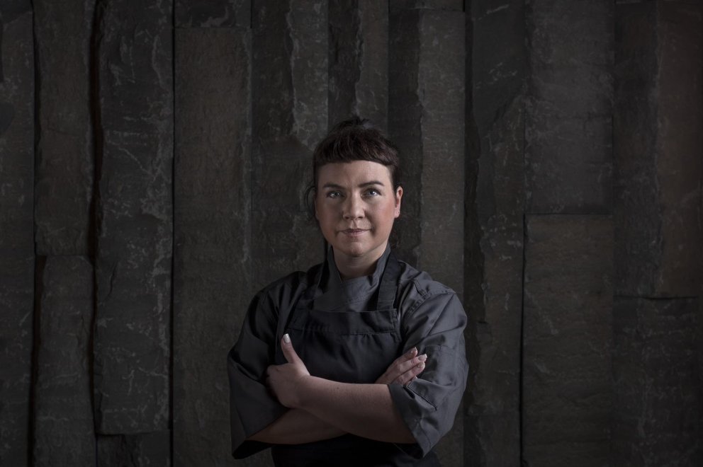 „Ég elska að grilla eftirrétti. Fá smá grillbragð með sætu og súru en þessi eftirréttur er akkúrat þannig - í góðu jafnvægi,“ segir Hrefna um réttinn. Mynd / Björn Árnason