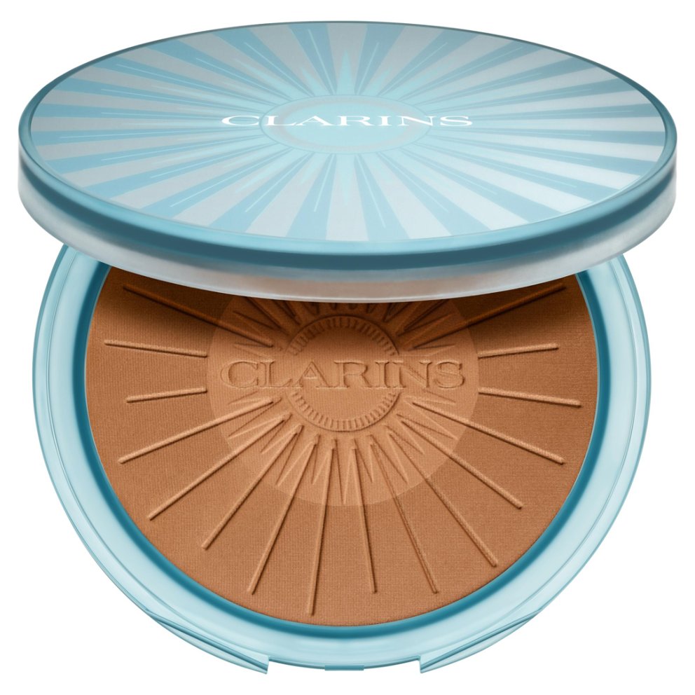 Summer Bronzing Powder frá Clarins er silkimjúkt sólarpúður sem gefur húðinni heilbrigðan og sólkysstan ljóma. Ef þú ert á höttunum eftir nýju sólarpúðri sem er í hinum fullkomna tón (ekki of appelsínugulur) þá mælum við með þessum! Hagkaup, 7.799 kr.