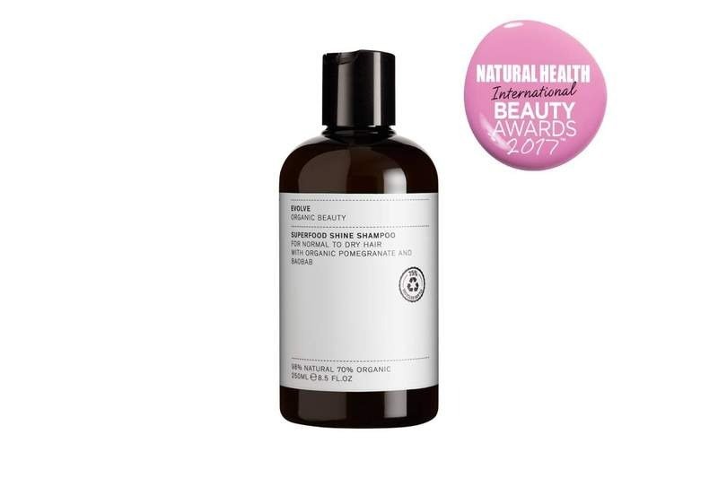 Sjampó, Elira, 3.990 kr. Superfood-sjampóið inniheldur formúlu með náttúrulegum sykri og kókos sem á mildan hátt hreinsar hársvörð og hár án þess að draga úr náttúrulegum olíum. Magnað Baobab-prótein hefur sýnt fram á að auka glans og styrk, vernda, róa og auka mýkt. Náttúrulegt pomegranate-seyði veitir raka og verndar. Inniheldur einnig náttúrulegt Aloe Vera sem róar hársvörðinn.