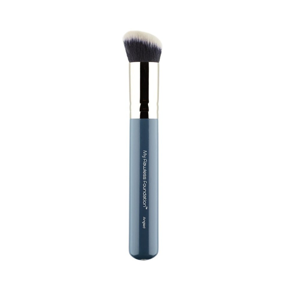Við elskum að bera fljótandi-og púðurfarða á með þessum! My Flawless-farðabursti, Elira, 3.992 kr.