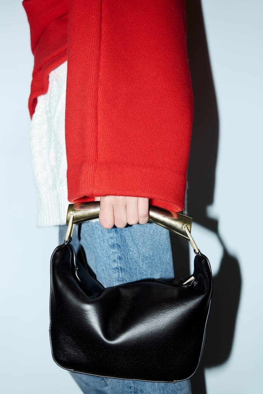 Þessi taska er stæling á sardine-töskunni úr smiðju ítalska hátískuhússins Bottega Veneta. Zara, 6.995 kr.