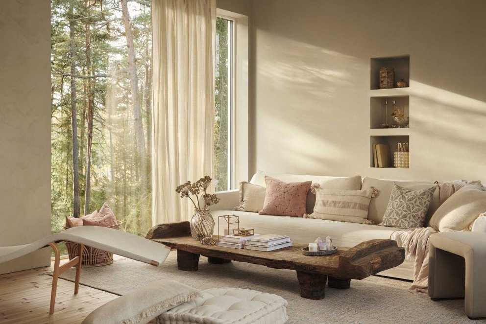 Vel stíliseruð stofa með munum úr vorlínu H&M Home.