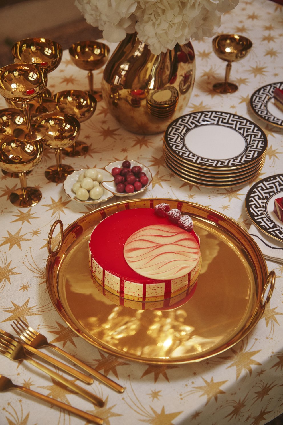 Fagurgylltur bakki sem nýtur sín á veisluborðinu yfir hátíðarnar.