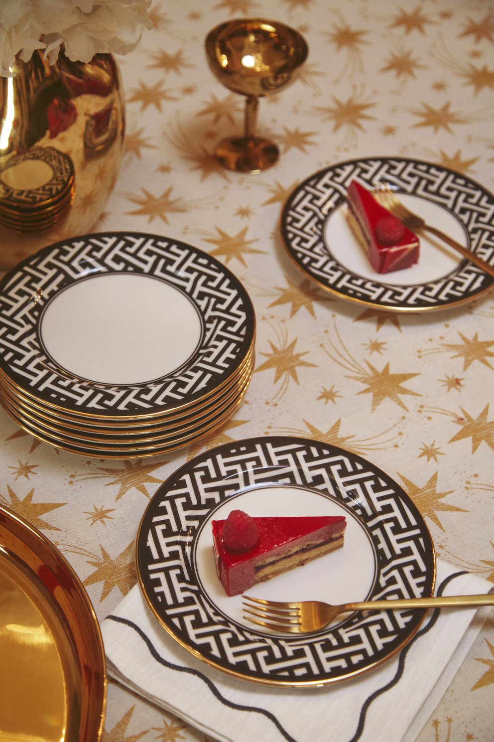 Diskarnir koma í grafísku mynstri sem minna óneitanlega á ítalskan stíl í anda Versace.