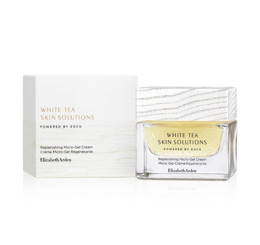 Elizabeth Arden var að koma á markað með sjúklega spennandi húðvörulínu en White Tea Skin Solution Micro-Gel kremið inniheldur yfir 6,000 míkró-perlur til að tvöfalda raka húðarinnar á aðeins 15 mínútum. Tæknin byggist á EGCG, það birtir og betrumbætir áferð húðarinnar auk þess að mýkja fínar línur. EGCG er eitt af sterkustu andoxunarefnum sem finnast í náttúrunni og virkasta andoxunarefnið sem finnst í laufi White Tea blómsins. Hagkaup, 7.256 kr.