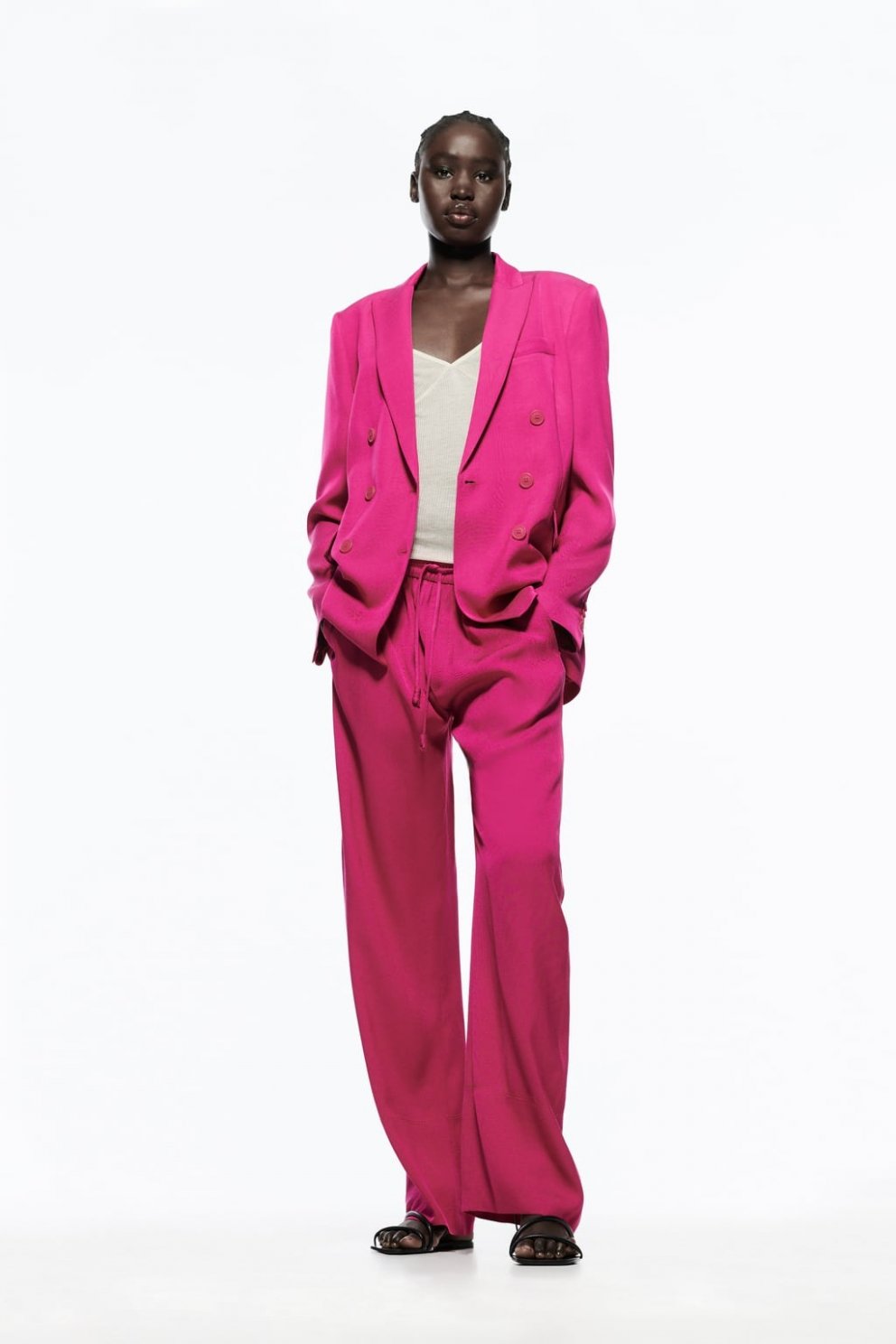 Zara, 8.495/14.995 kr. Dress sumarsins! Léttar buxur í náttfatastíl og blazer í bleiku.