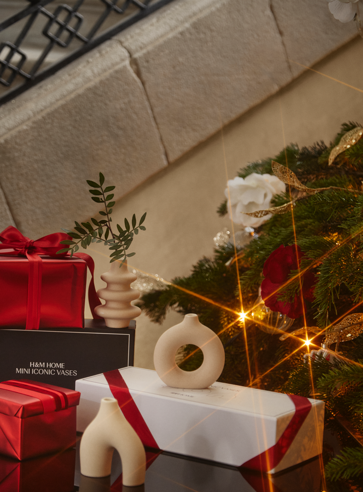 Goðsagnakenndu, formfögru vasarnir frá H&M Home hafa slegið í gegn á fjölmörgum heimilum.