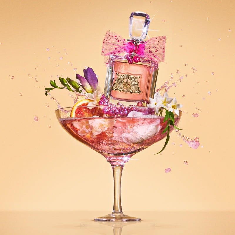 Viva La Juicy er líflegur og sætur blómailmur með ljúffengri vanillu, karamellu og munúðarfullum blæ. Fersk ber, sætur skógartoppur og mandarína setja svo toppinn yfir i-ið. Nú á 20% afslætti í Hagkaup! 5.439 kr.
