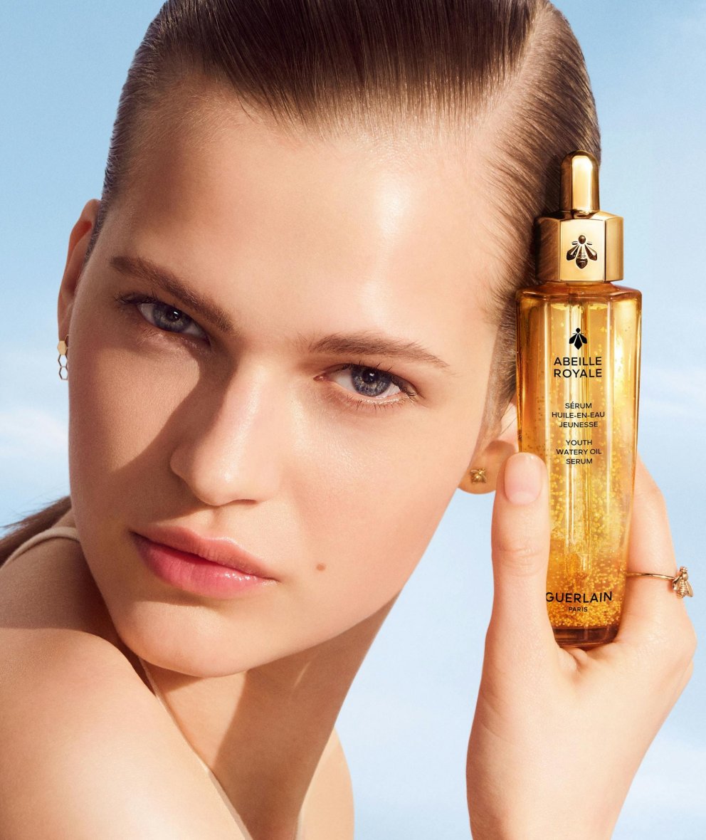 Förðunarfræðingur Guerlain mælir með að nota nokkra dropa af Youth Watery Oil seruminu út í farða fyrir extra raka og ljóma.
