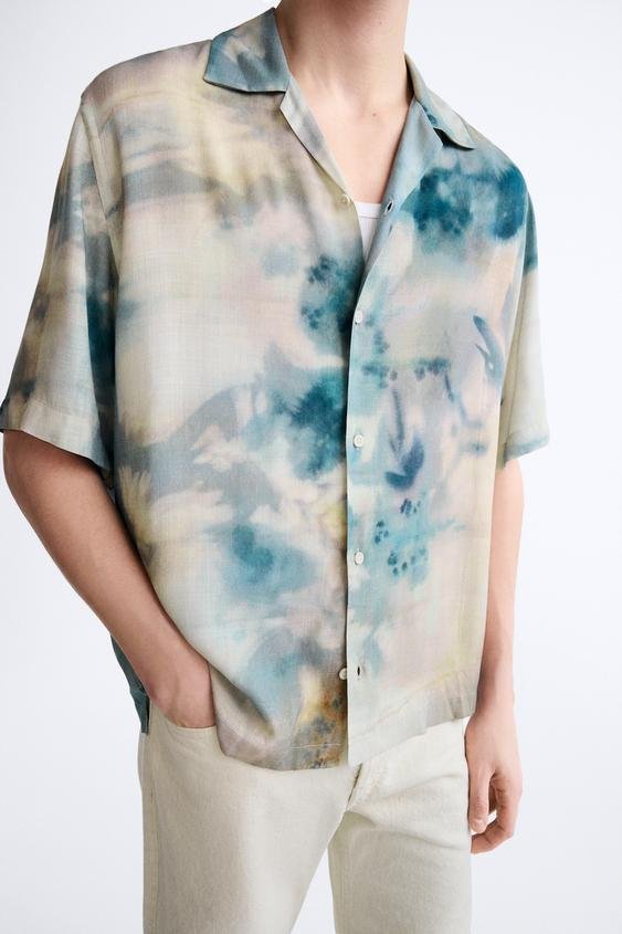 Skemmtilegt mynstur undir einlita jakka gefur heildarmyndinni skemmtilegt yfirbragð. Zara, 6.995 kr.