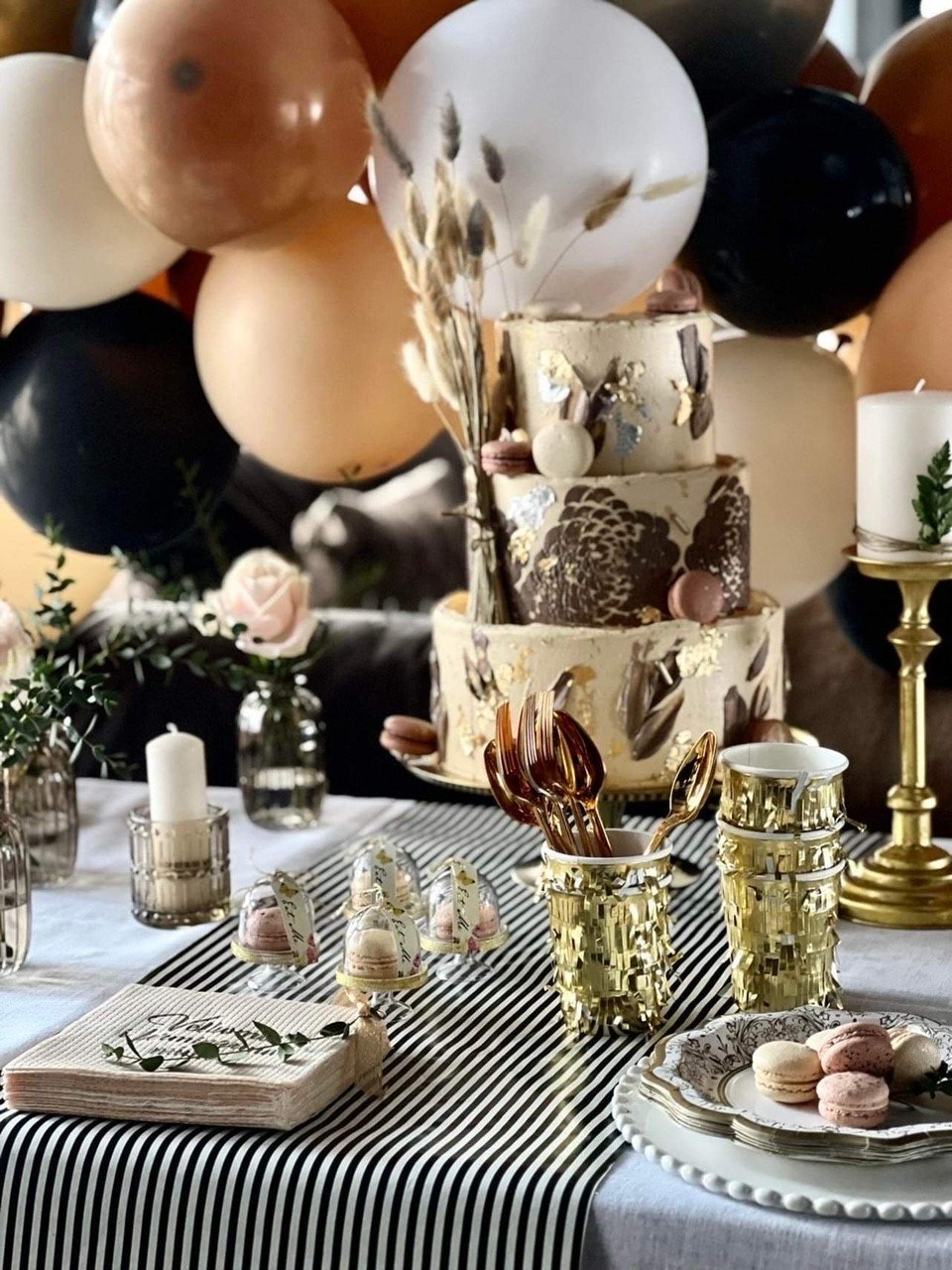 Gullfalleg þriggja hæða kaka, makrónur og blöðrur gera þetta veisluborð að algeru augnakonfekti. Pappadiskar, glös, servíettur og blöðrur frá Confetti Sisters sem fást í Hagkaup, Smáralind.