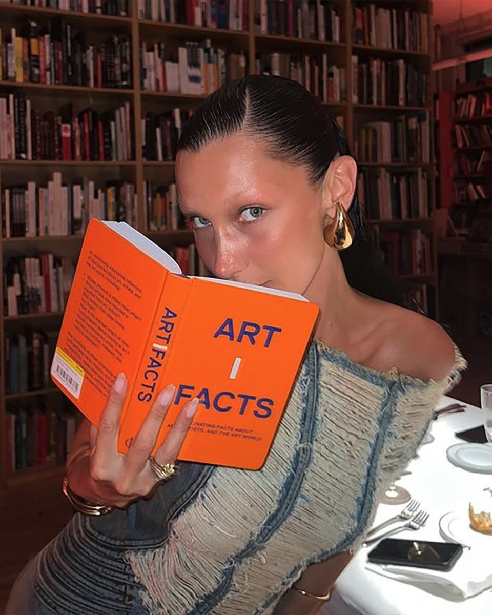 Bella Hadid með stóra útgáfu af Bottega-lokkunum.