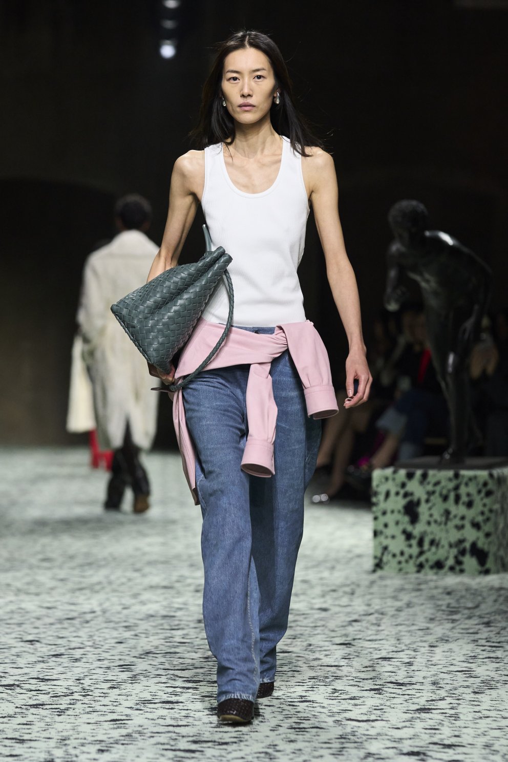 Bottega Veneta sýnir að beisik er oft best.