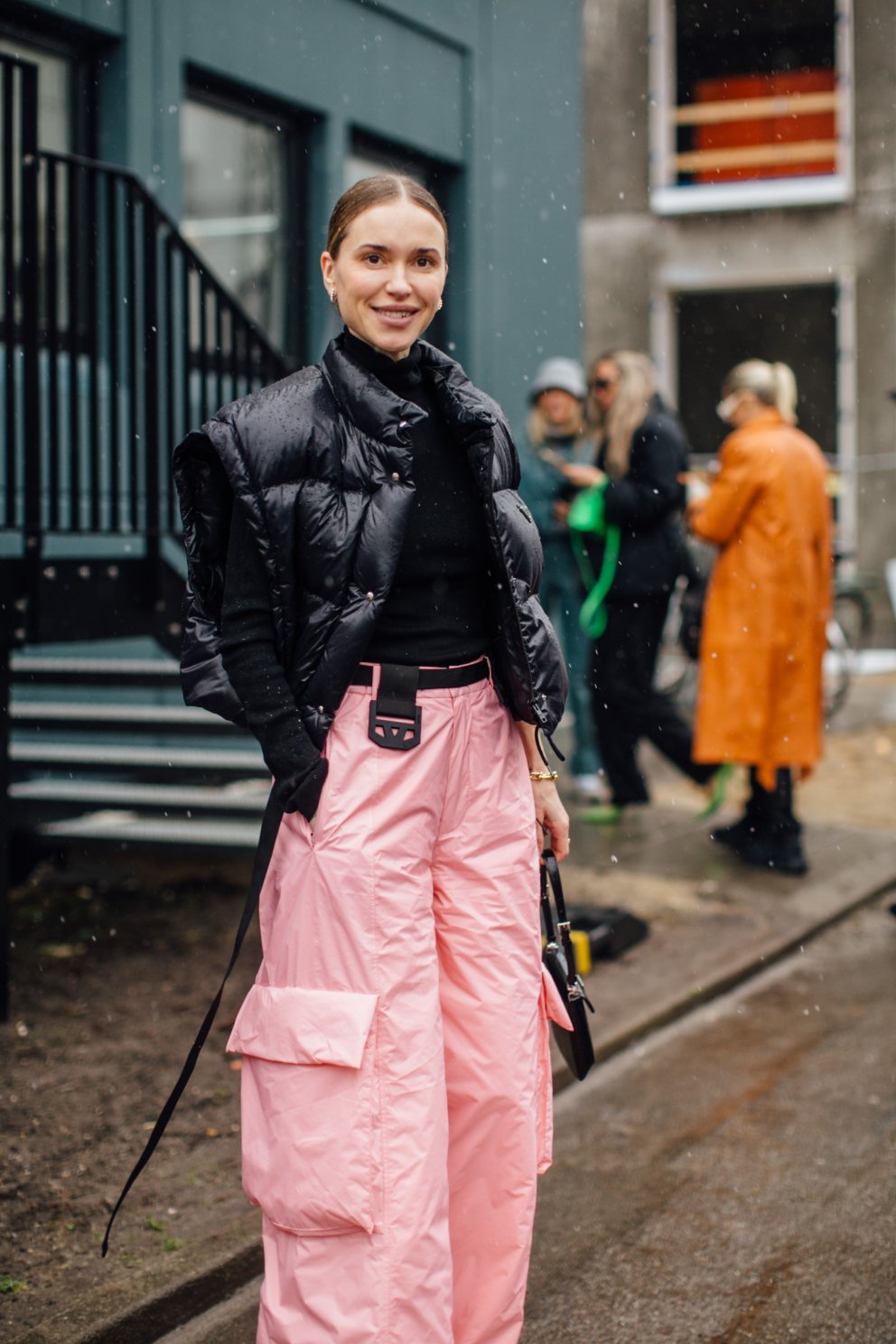 Pernille Teisbæk smart í hermannabuxum í bleiku.