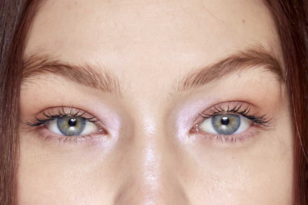 Fallegu augun hennar Gigi Hadid njóta sín vel með fjólutónum í innri augnkrók.