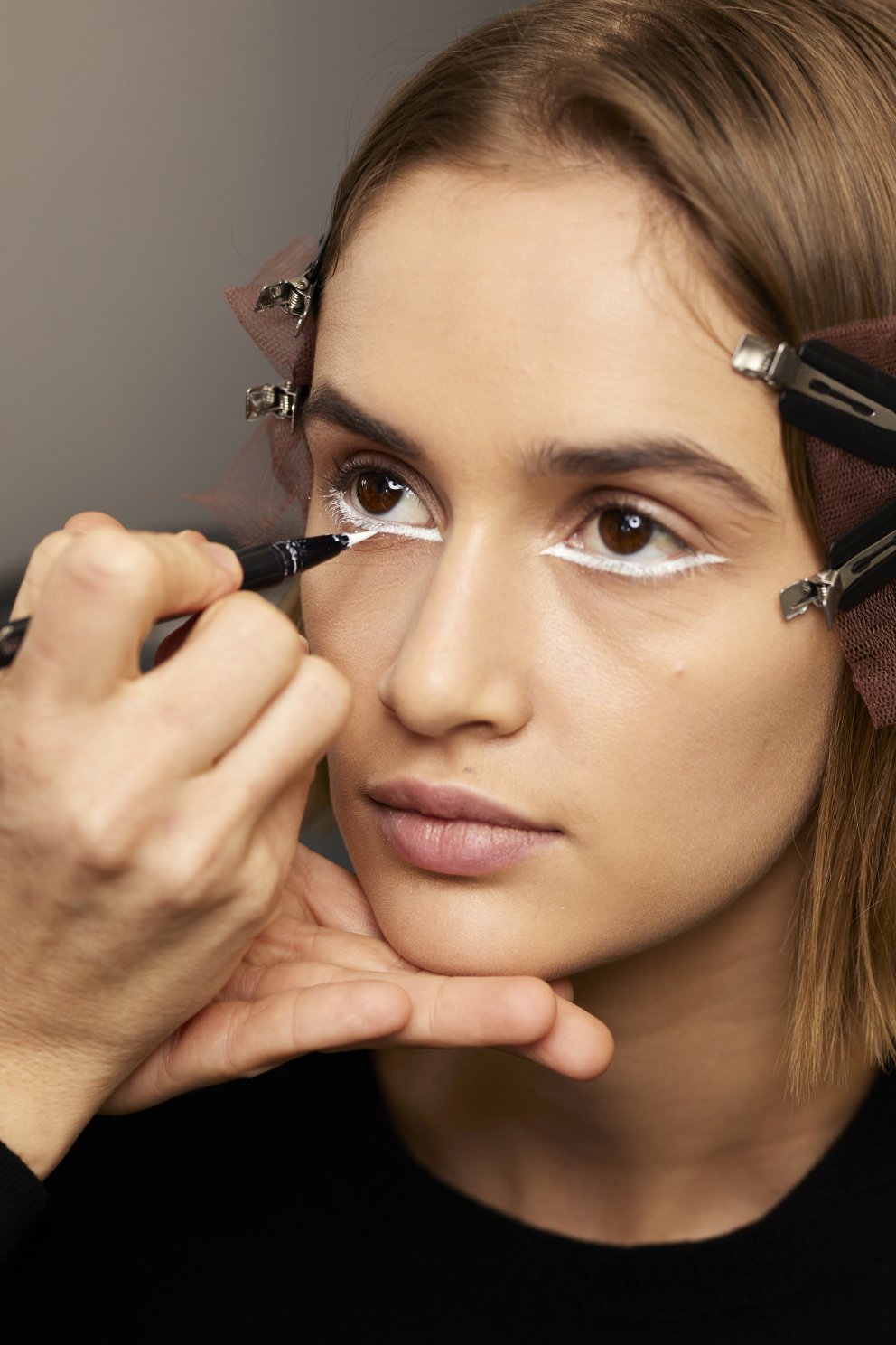 Hvítur eyeliner baksviðs hjá Christian Dior.