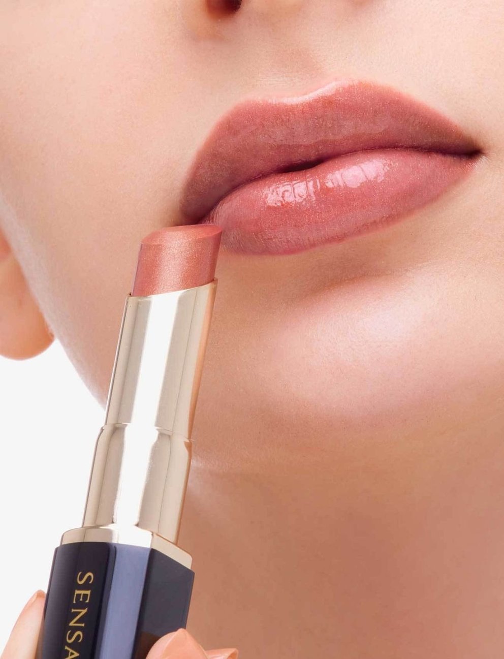 Liturinn Shimmer Nude í formúlunni Lasting Plump frá Sensai.
