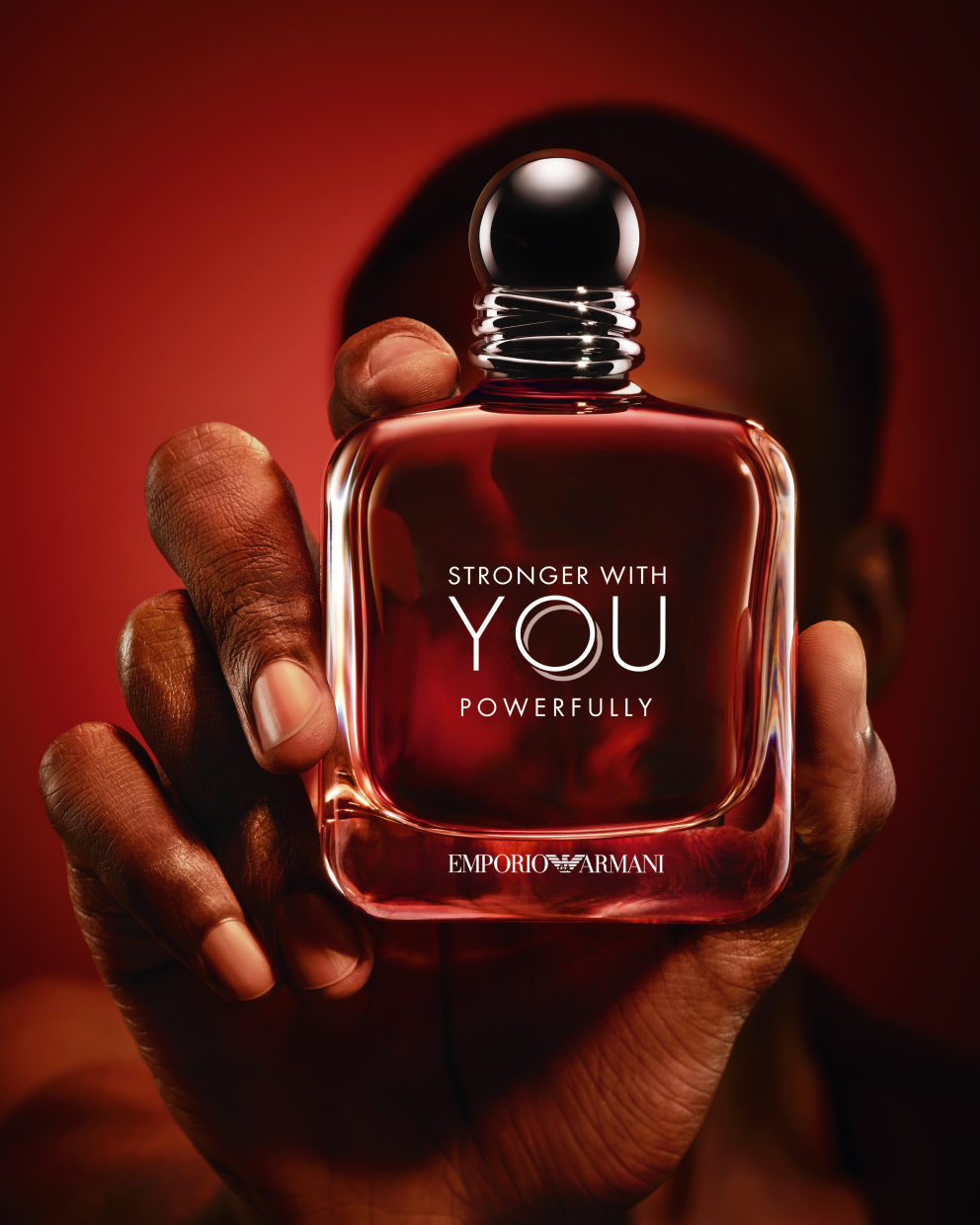 Emporio Armani Stronger With You Powerfully er hlýr, sætur og örlítið kryddaður herrailmur sem byggir á ríkulegu "gúrmei" hjarta. Ilmurinn opnast á safaríkri kirsuberja- og mandarínublöndu, fær svo dýpt frá lavender og kryddum, og endar í notalegum grunni af kastaníu, vanillu og amberviði. Útkoman er mjúkur, seiðandi og umvefjandi ilmur sem hentar sérstaklega vel á kvöldin. Hagkaup, 17.499 kr.