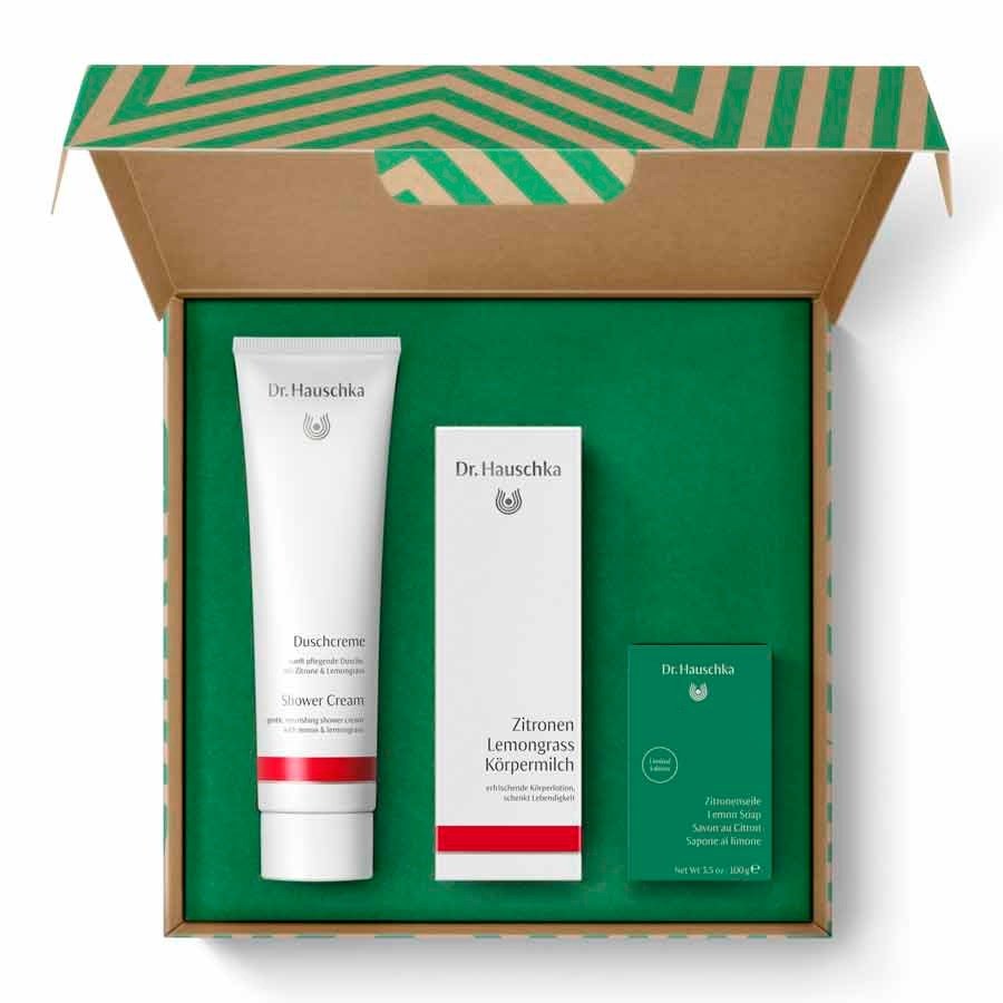 Gjafasett frá Dr. Hauschka sem inniheldur Shower Cream sem hreinsar mjúklega og frískar með sítrónu og sítrónugrasi, Lemon Lemongrass Vitalising Body Milk sem nærir húðina og ilmar unaðslega og Lemon Soap fylgir frítt með. Lyfja, 4.078 kr.