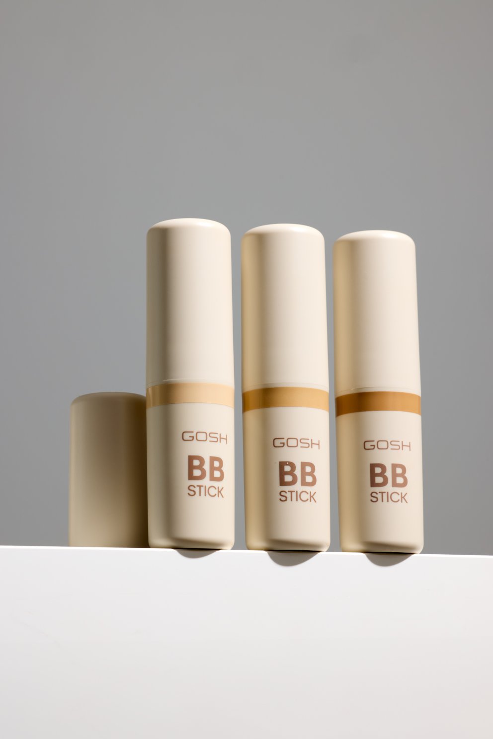 BB Stick er nýtt farðastifti frá GOSH sem er með léttri til meðalþekju og kremkenndri, auðbyggjanlegri formúlu sem bráðnar inn í húðina og skilur eftir náttúrulega áferð. Fullkomin snyrtivara til að fríska upp á farðann á ferðinni.