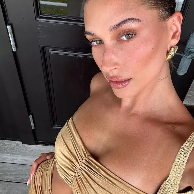 @haileybieber Trendmasterinn Hailey Bieber með Latte-lega förðun í náttúrulegri útgáfu.