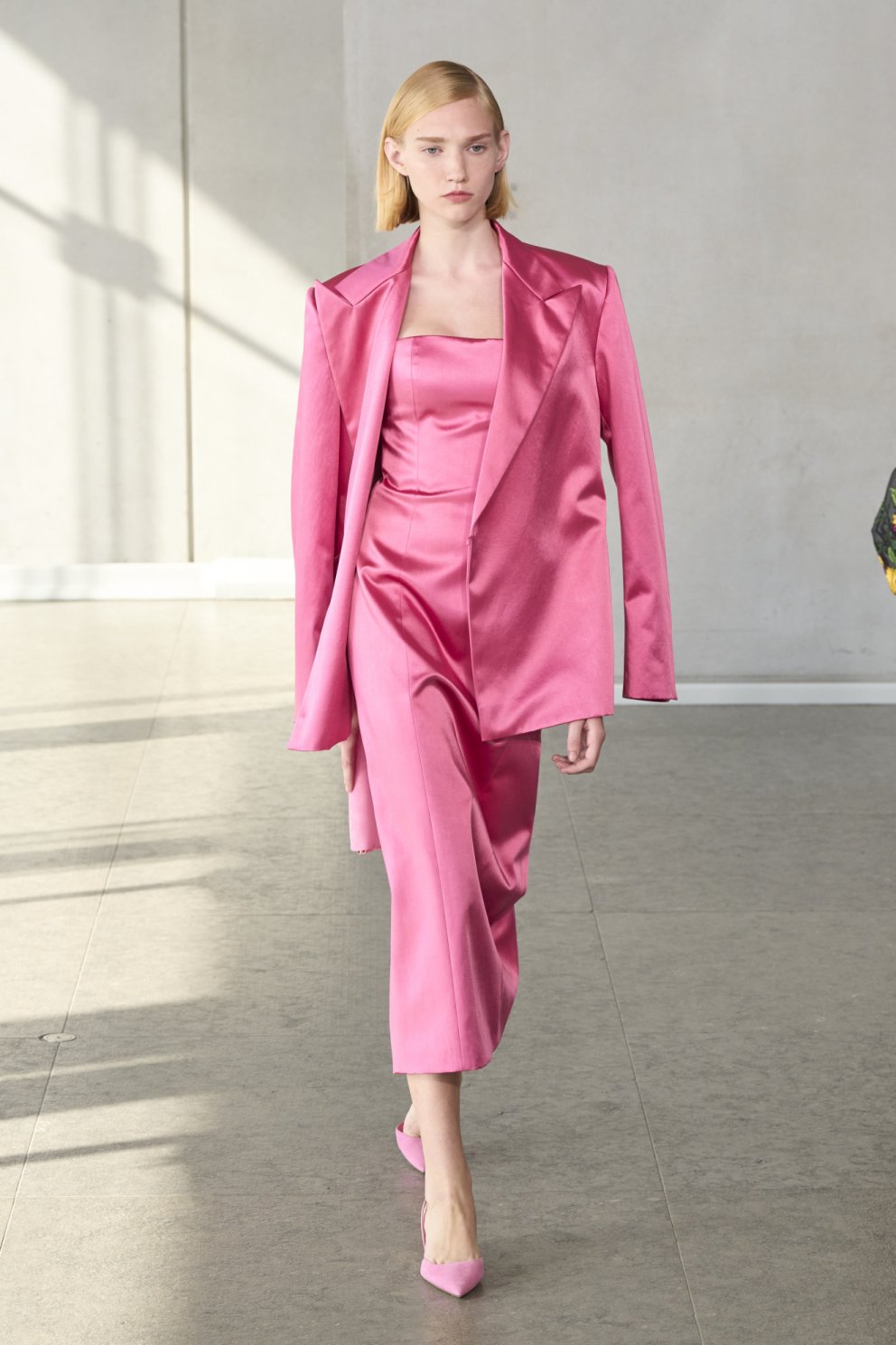 Bleikt frá toppi til táar hjá Carolina Herrera.