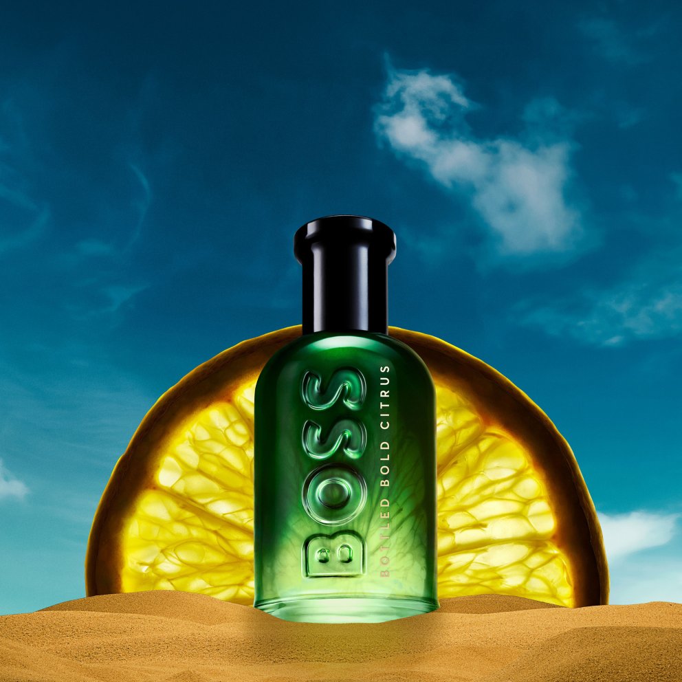 Boss Bottled Bold Citrus er ferskur, sítruskenndur ilmur sem sameinar Primofiore sítrónu og bergamot í toppnótum, með hjartanótum af elemi og Bourbon geranium, og viðarlegum grunnnótum af patchouli og vetiver. Ferskur viðarilmur fyrir sumarið sem kemur í takmörkuðu upplagi!  Hagkaup, 12.901 kr.