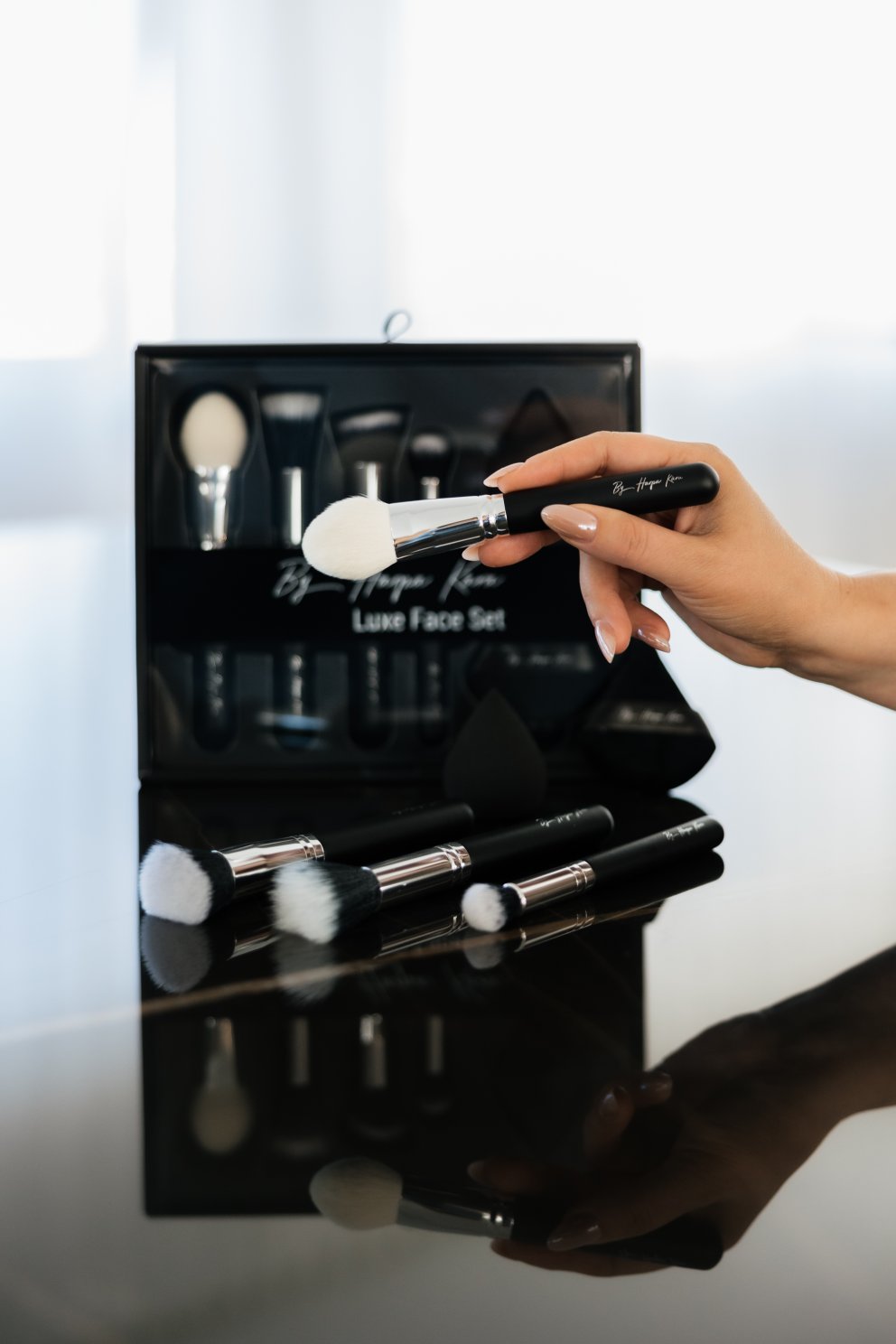Í Luxe Face Set má síðan finna úrval andlitsbursta ásamt farðasvampi og þríhyrndum púðrara, sett fyrir þau sem vilja hafa fjölhæf verkfæri við höndina þegar kemur að grunnförðun.