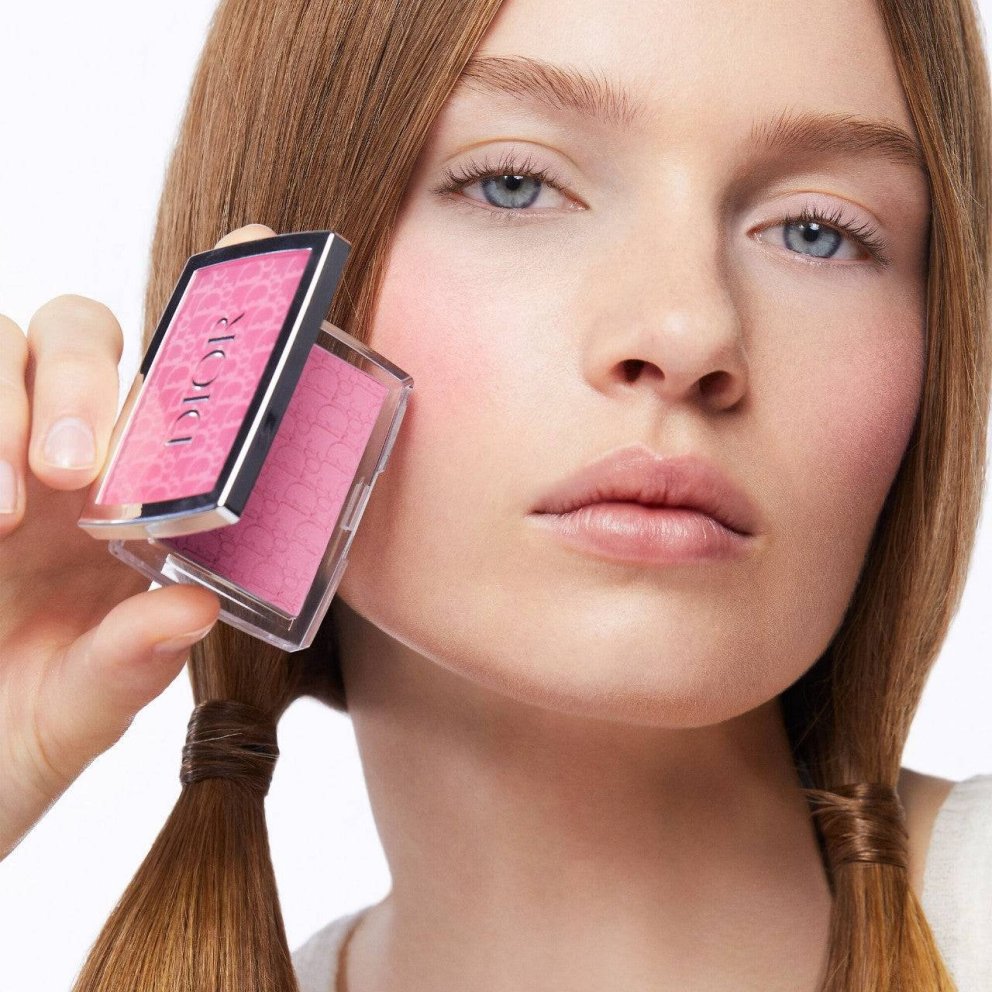 Dior Backstage Rosy Glow Blush kinnalitirnir frá Dior hafa slegið í gegn og ekki að ástæðulausu. Formúlan blandast svo auðveldlega inn í húðina og litirnir einstaklega flatterandi. Mælum með að kíkja á Dior í Hagkaup!