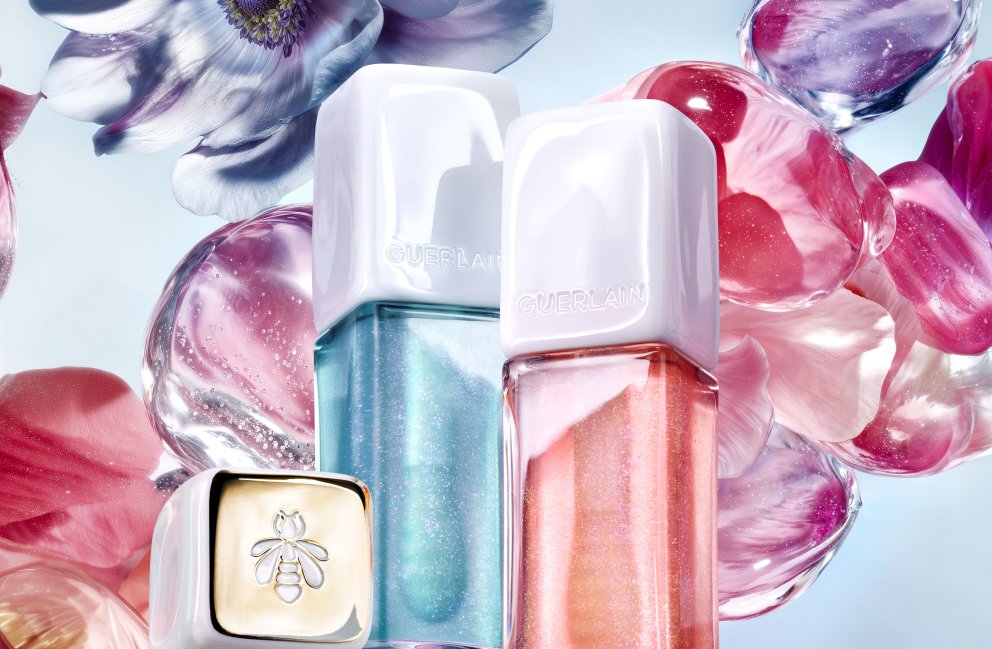 Guerlain KissKiss Bee Glow Plump er ljómandi varanæring sem sameinar umhirðu og fyllingu í einni formúlu. Hún er auðguð með hunangi, hringpeptíðum og hýalúrónsýru sem veita vörunum djúpan raka og mýkt í allt að 24 klukkustundir.