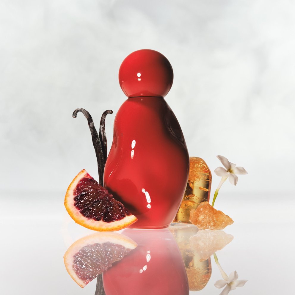 Ilmurinn kemur í skúlptúruðu Cosmic flöskunni sem nú hefur fengið djúprauðan, eldheitan blæ.