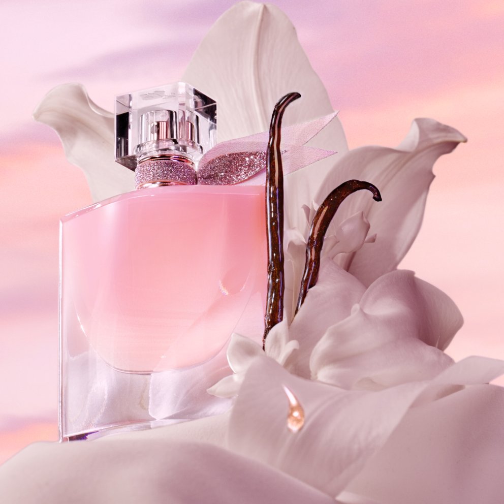 Nýjasta viðbótin í La Vie Est Belle fjölskylduna frá Lancôme er Vanille Nude Eau de Parfum sem er mjúkur og fágaður vanilluilmur með hlýjum, rjómakenndum og örlítið muskí undirblæ. Ilmurinn opnast á jasmín og þróast yfir í kremkennda bourbon vanillu og endar í silkimjúkum grunni af hvítum musk og sandalvið. Hugsanlega uppáhalds La Vie Est Belle-ilmurinn okkar! Hagkaup, 18.899 kr.
