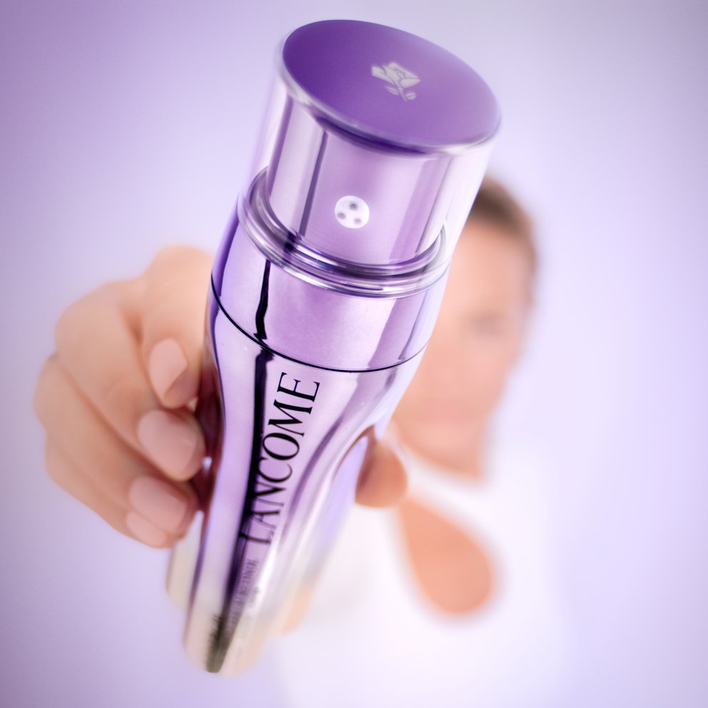 Rénergie Retinol Triple Serum frá Lancôme sameinar þrjú öflug virk efni: hreint retínól, hreint C-vítamín og róandi X-peptíð sameinuð í einni byltingarkenndri formúlu. Upplifðu þessa kremkenndu serumformúlu sem er öflugri og áhrifaríkari en retínól eitt og sér, en á sama tíma mild, óertandi og hentug fyrir allar húðgerðir og húðtóna – jafnvel viðkvæma húð. Hagkaup, 10.482 kr.