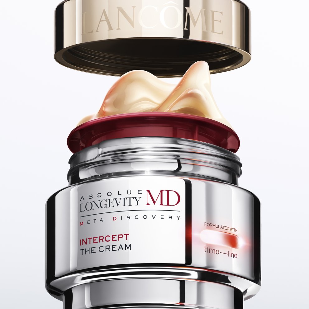 Absolue Longevity Intercept Cream frá Lancôme er byltingarkennd lausn sem er hönnuð til að draga sýnilega úr líffræðilegum aldri húðarinnar og vinna markvisst á stoðkerfi hennar. Kremið inniheldur einkaleyfisvarið Mitopure® frá Timeline, 98,5% hreinni og örfínni útgáfu af Urolithin-A, og styður við endurnýjunarferli hvatbera sem eykur orku húðfrumna. Hagkaup, 23.999 kr.