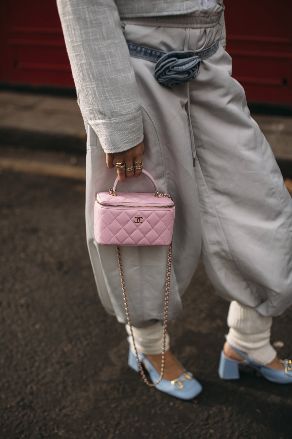 Baby bleikt beautybox frá Chanel og baby bláir Gucci hælar.