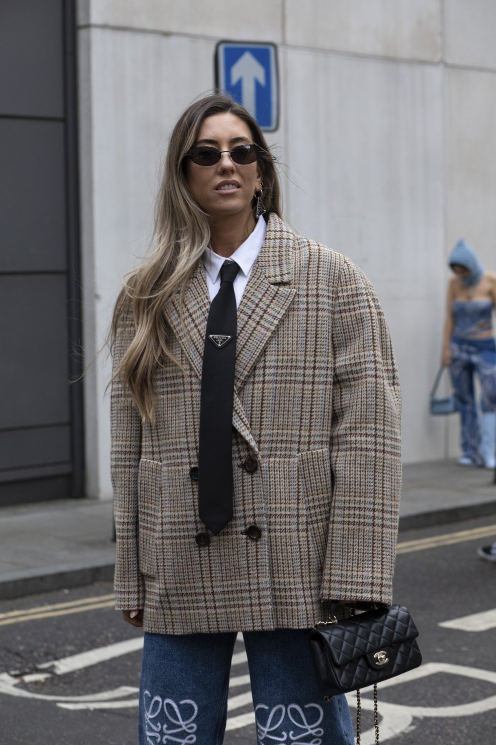 Prada-bindi og Loewe-gallabuxur.