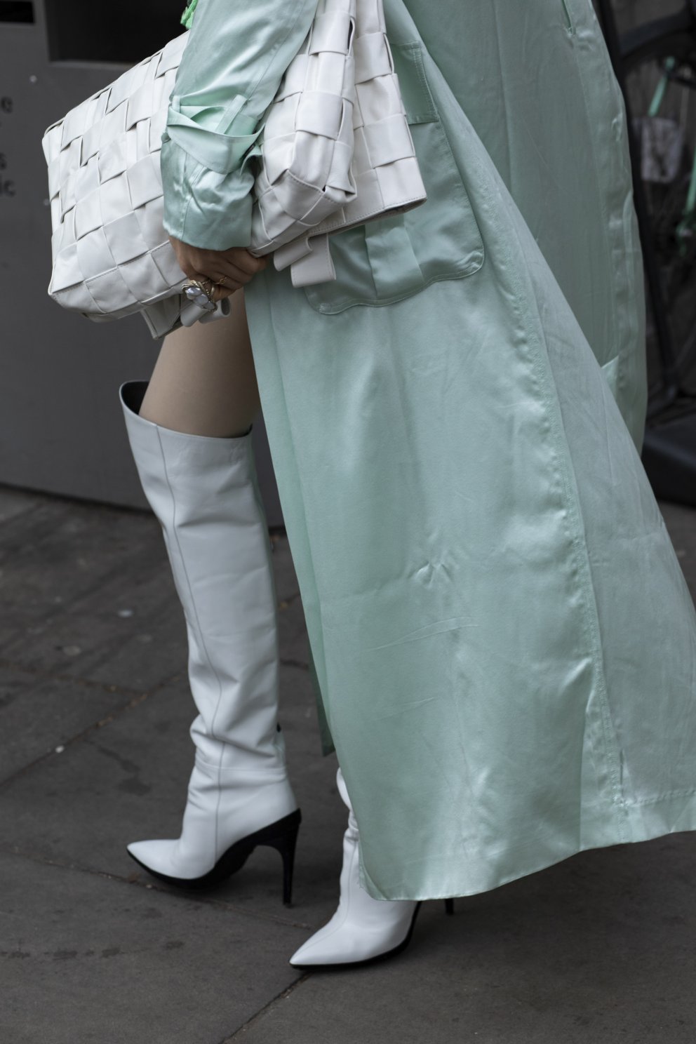 Geggjuð „oversized“ Bottega við hnéhá stígvél.