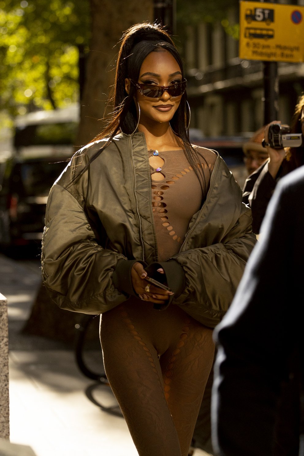 Jourdan Dunn í geggjuðum bomber-jakka en þeir verða vinsælir á næstu misserum.