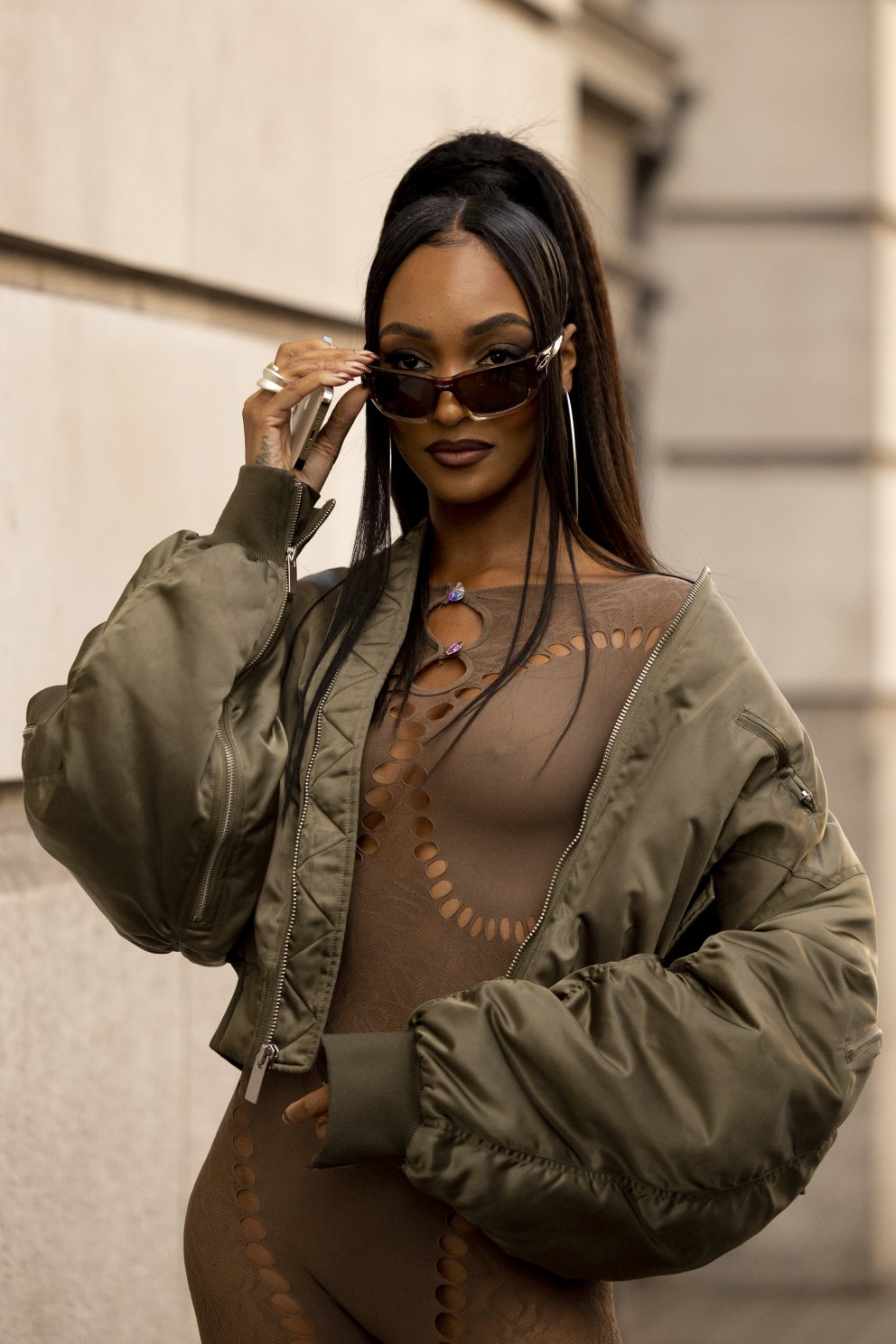Fyrirsætan Jourdan Dunn gordjöss í bomber á tískuviku.